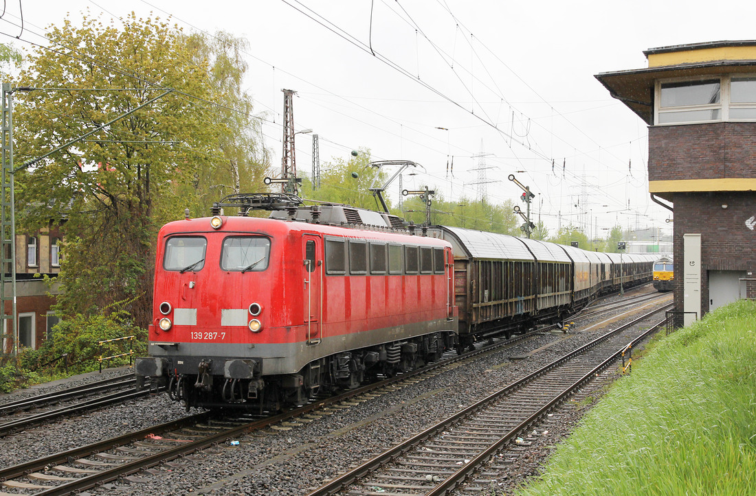 139 287 der Bayernbahn verlässt mit dem sogenannten Henkelzug den Güterbahnhof Düsseldorf-Reisholz.
Aufnahmedatum: 30. April 2016