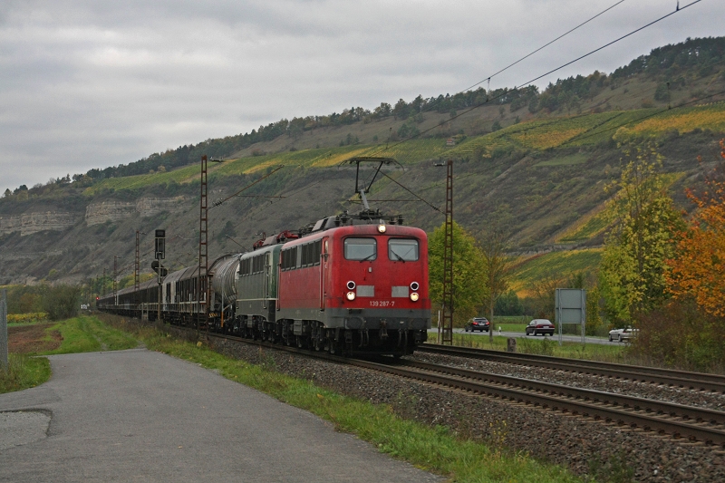 139 287 der BYB am 23.10.14 in Thüngersheim mit der 140 438 gen Würzburg