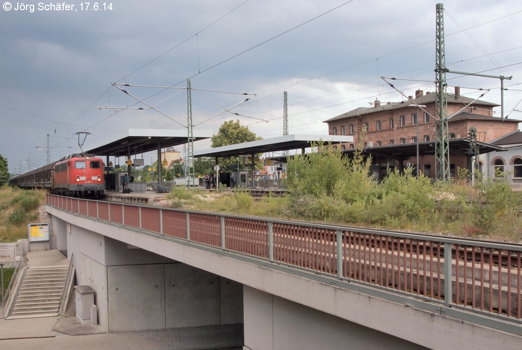 139 287 hatte am 17.6.14 den „Henkelzug“ aus Monheim im Rheinland nach Gunzenhausen gebracht. In Gleis 5 wartete sie unter Gewitterwolken auf den Fahrzeugtausch mit der Diesellok aus Wassertrüdingen.