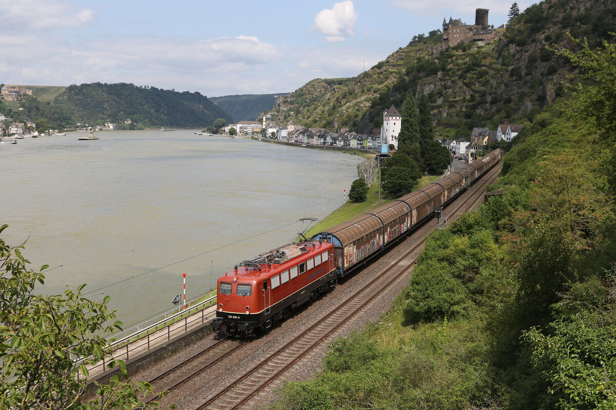 139 309 von  Bayern Bahn  mit dem  Henkelzug  am 22. Juli 2021 bei St. Goarshausen.