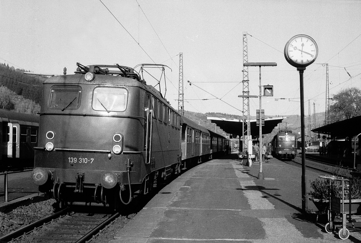 139 310 um 1975 vor Garnitur aus 3achsigen Umbauwagen in Finnentrop.