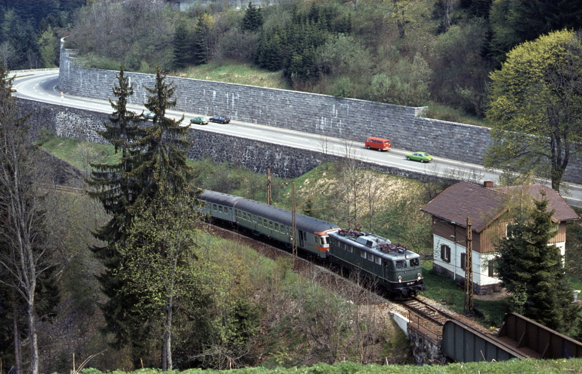 139 310 zwischen Höllsteig und Hinterzarten kurz vor dem Finsterrank-Tunnel (4.5.1979).