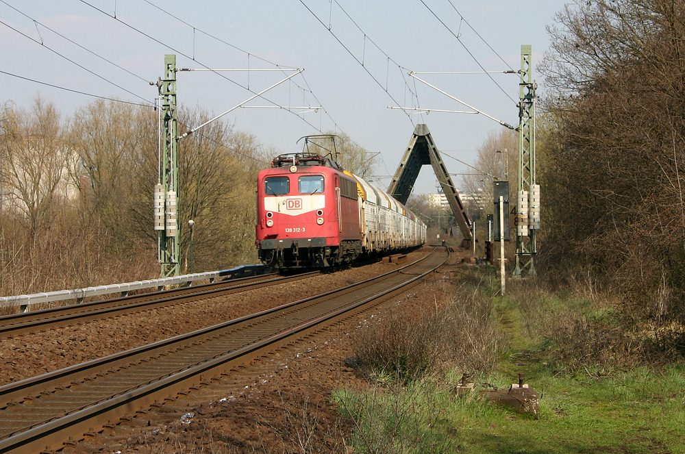 139 312 hat auf dem Weg nach Aachen West soeben die Dreigurtbrücke in Düren passiert.
Aufnahmedatum: 27. März 2004