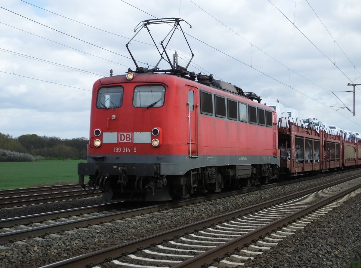 139 314-9 am 19.04.2016 mit Autozug bei Dedensen.