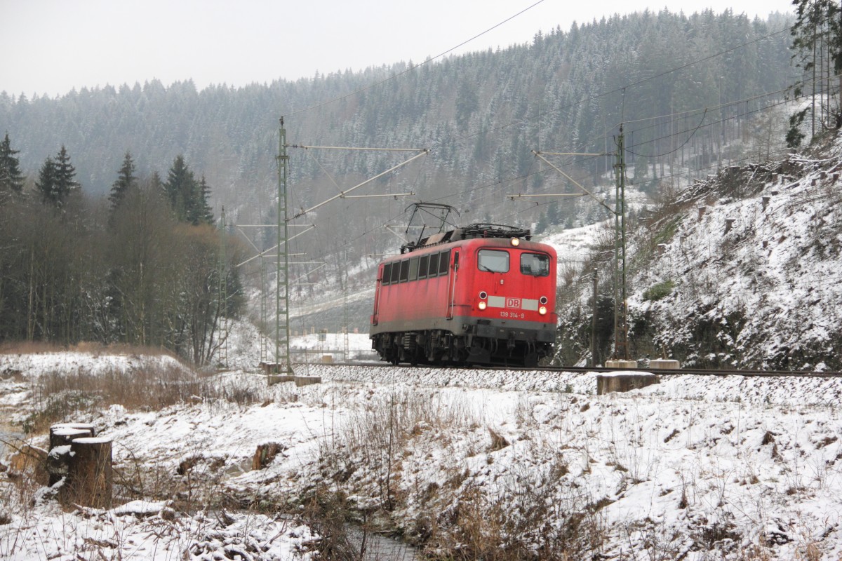 139 314-9 DB auf der Frankenwaldrampe bei Steinbach am 24.01.2015.