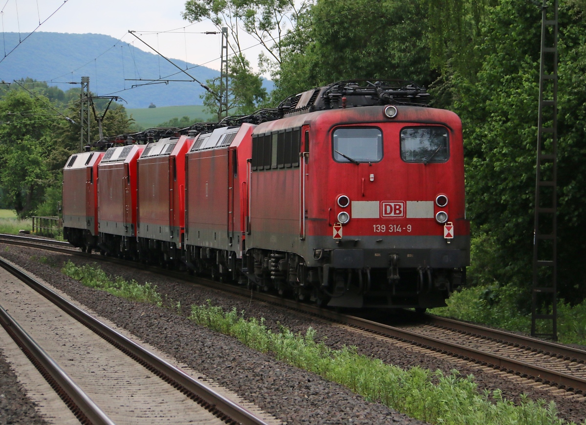139 314-9 hing als letzte Lok an einem Lokzug in Richtung Norden. Gezogen wurde dieser Lokzug von 152 118-6 und hatte noch 145 065-9, 185 260-z und 185 355-5 mit dabei. Aufgenommen am 29.05.2015 in Wehretal-Reichensachsen.