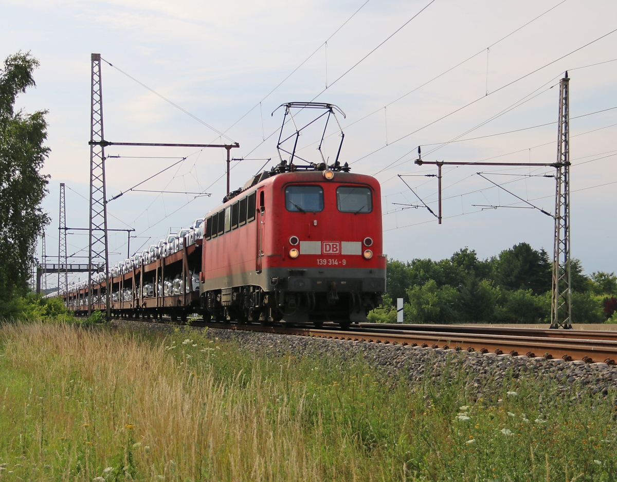 139 314-9 mit Autotransportzug in Fahrtrichtung Seelze. Aufgenommen in Dedensen-Gümmer am 24.07.2015.