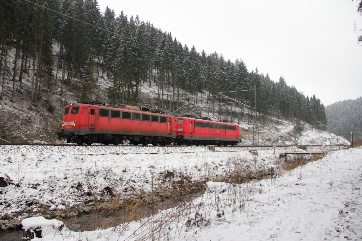 139 314-9 schleppt 151 035-3 durch den Frankenwald bei Steinbach am 24.01.2015.