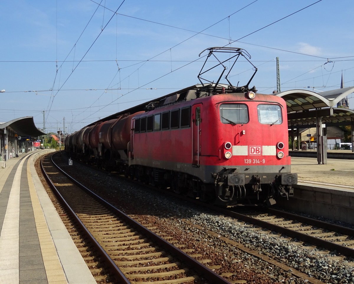139 314-9 zieht am 03. Oktober 2015 einen Kesselwagenzug durch Lichtenfels in Richtung Bamberg.