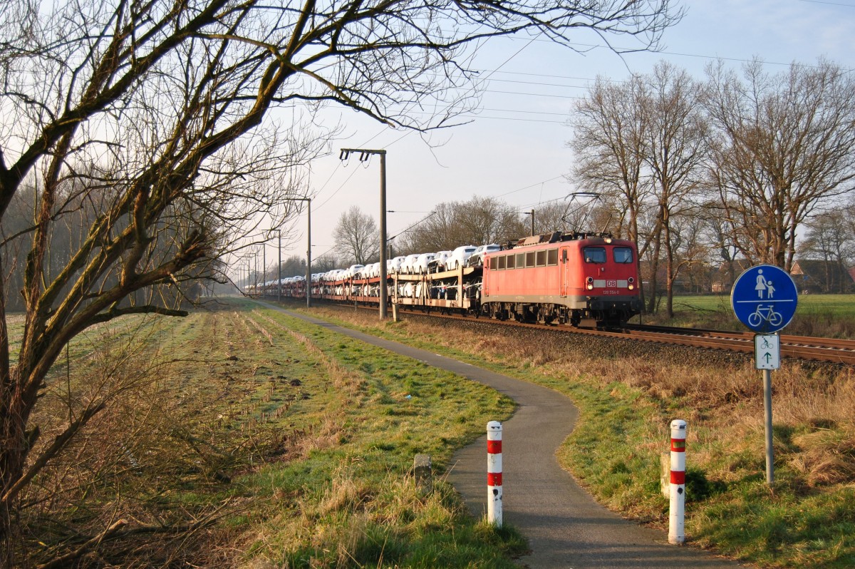 139 554-0 fuhr am 17.03.2015 mit einem Autozug von Seelze nach Emden, hier in Eisinghausen bei Leer.