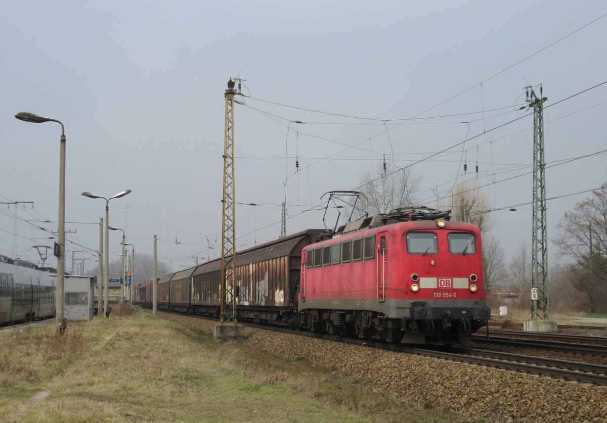 139 554-0 zieht am 21.Mrz 2015 einen Autoteile-Transportzug durch Leipzig-Thekla in Richtung Leipzig-Schnefeld.