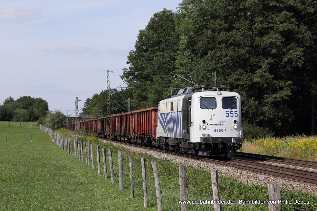 139 555-7 (Lokomotion) fhrt am 21. August 2013 um 15:54 Uhr mit einem Gterzug durch Grokarolinenfeld