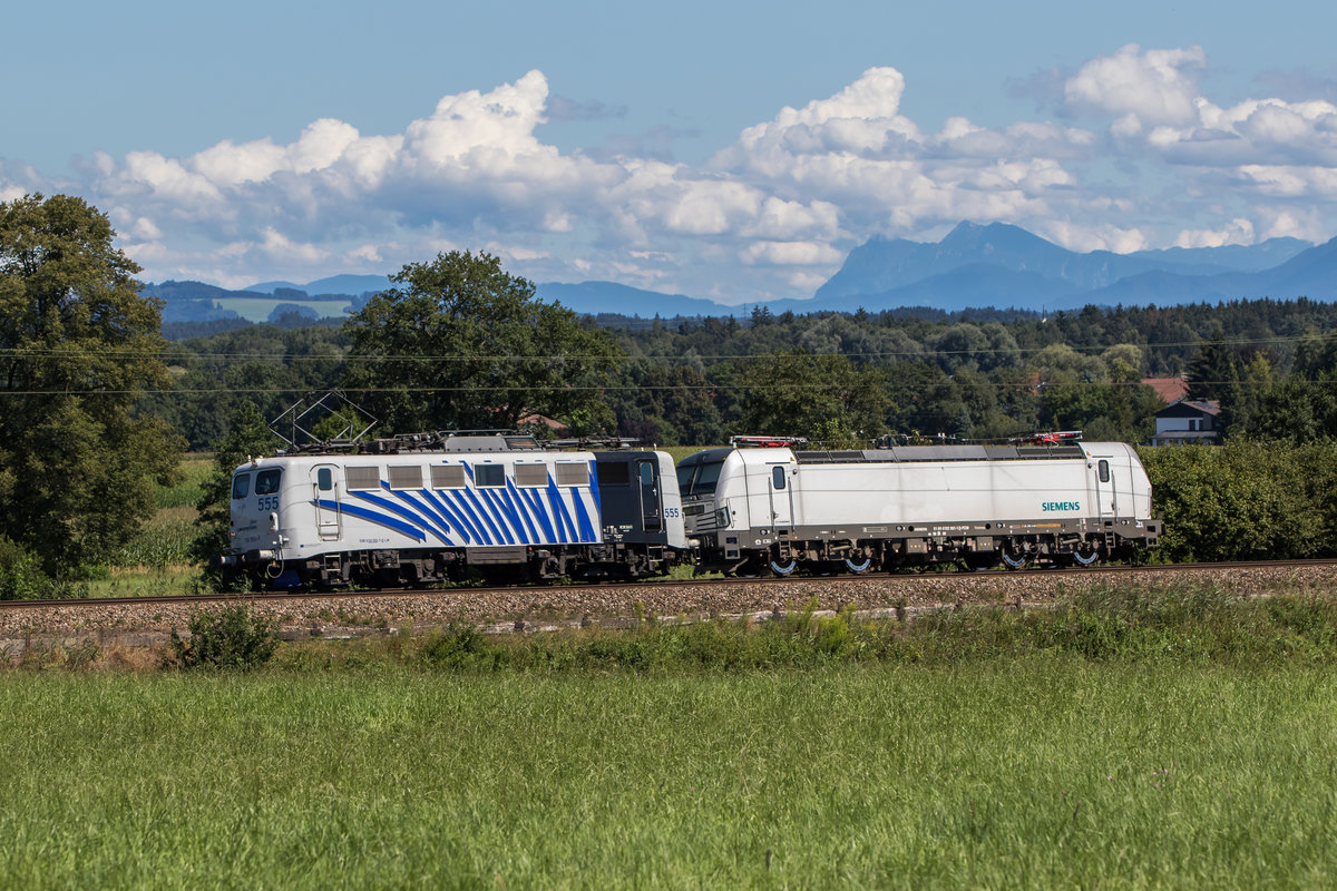139 555 schleppt 192 961 an Rann vorbei in Richtung München, aufgenommen am 13. August 2016.