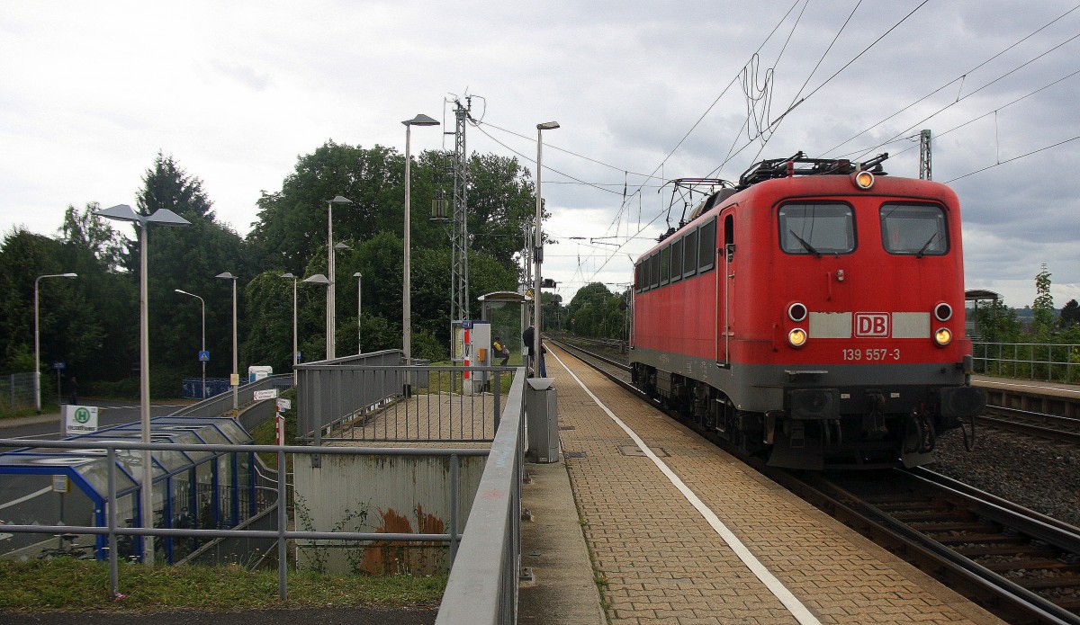 139 557-3 DB  kommt aus Richtung Aachen-West,Laurensberg,Richterich und fährt durch Kohlscheid und fährt als Lokzug aus Aachen-West nach Herzogenrath und fährt in Richtung Herzogenrath. 
Bei Regenwolken am Nachmittag vom 28.7.2015.