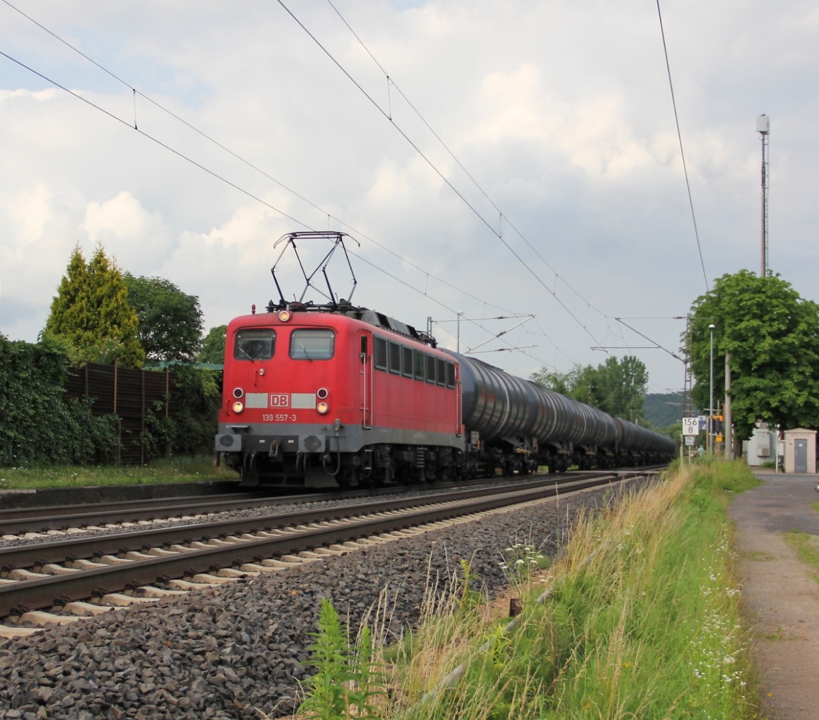 139 557-3 mit Kesselwagenzug in Fahrtrichtung Süden. Aufgenommen am 05.07.2013 in Ludwigsau-Friedlos.