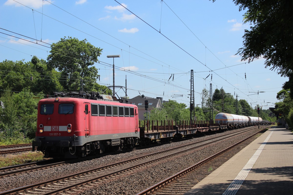 139 557 fährt mit einem Gemischtwarengüterzug am 10.07.2015 durch den Bahnhof Hilden