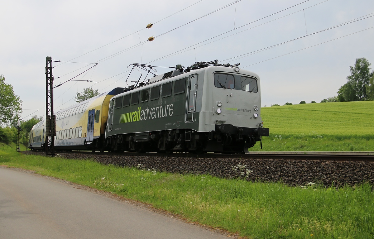 139 558-1 mit der Überführung von drei Metronom Wagen von Süd nach Nord. Sie waren vorher im Ersatz-Einsatz für den Meridian im Raum München. Aufgenommen am 06.05.2014 bei Niederhone.