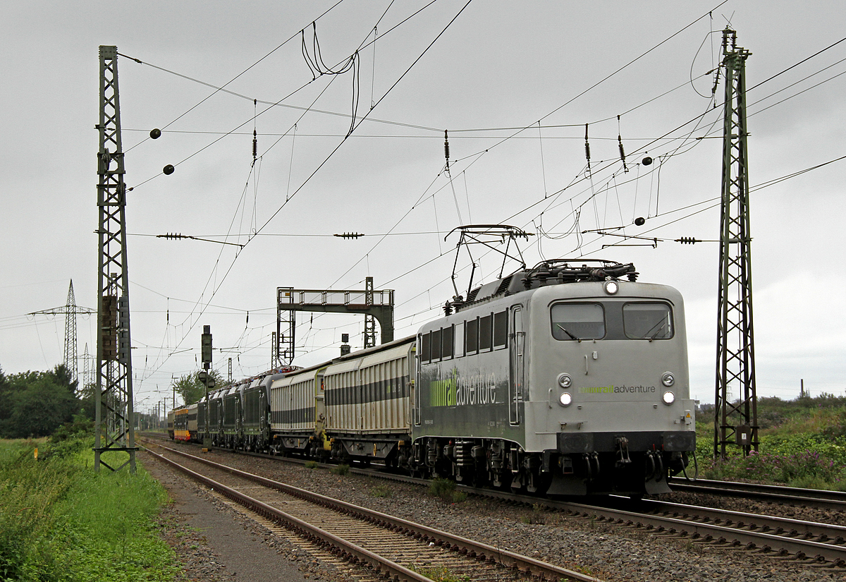 139 558 mit 193 667 ; 193 672 ; 193 673 ; 193 666 (alle MRCE) und einer Straßenbahn für Karlsruhe bei Brühl am 12.08.2017