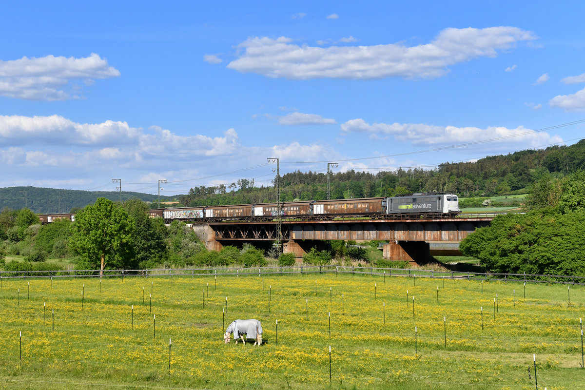 139 558 mit einem Schiebewandwagenzug am 08.05.2018 bei Treuchtlingen. 