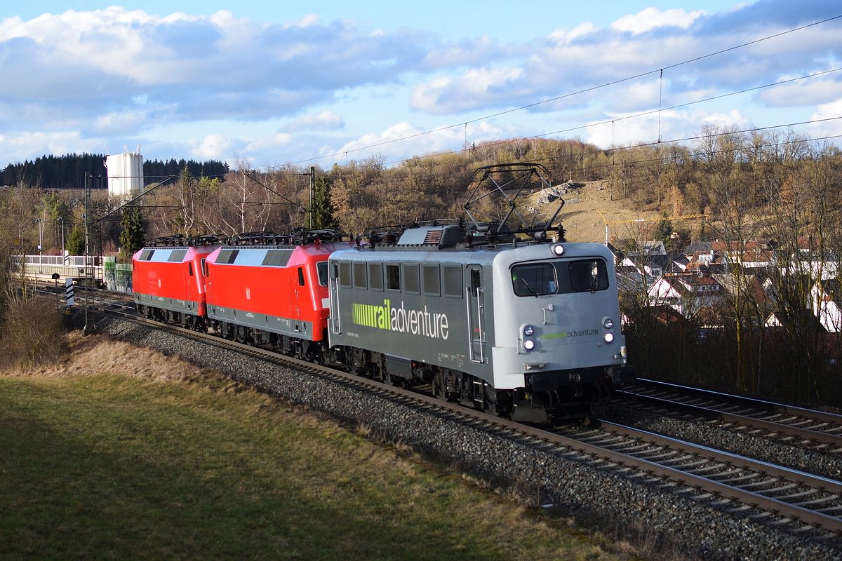 139 558 von Railadventure ist am 16. März 2018 mit 120 105 und 120 120 auf dem Weg nach München und fährt kurz vor Ulm durch Westerstetten.