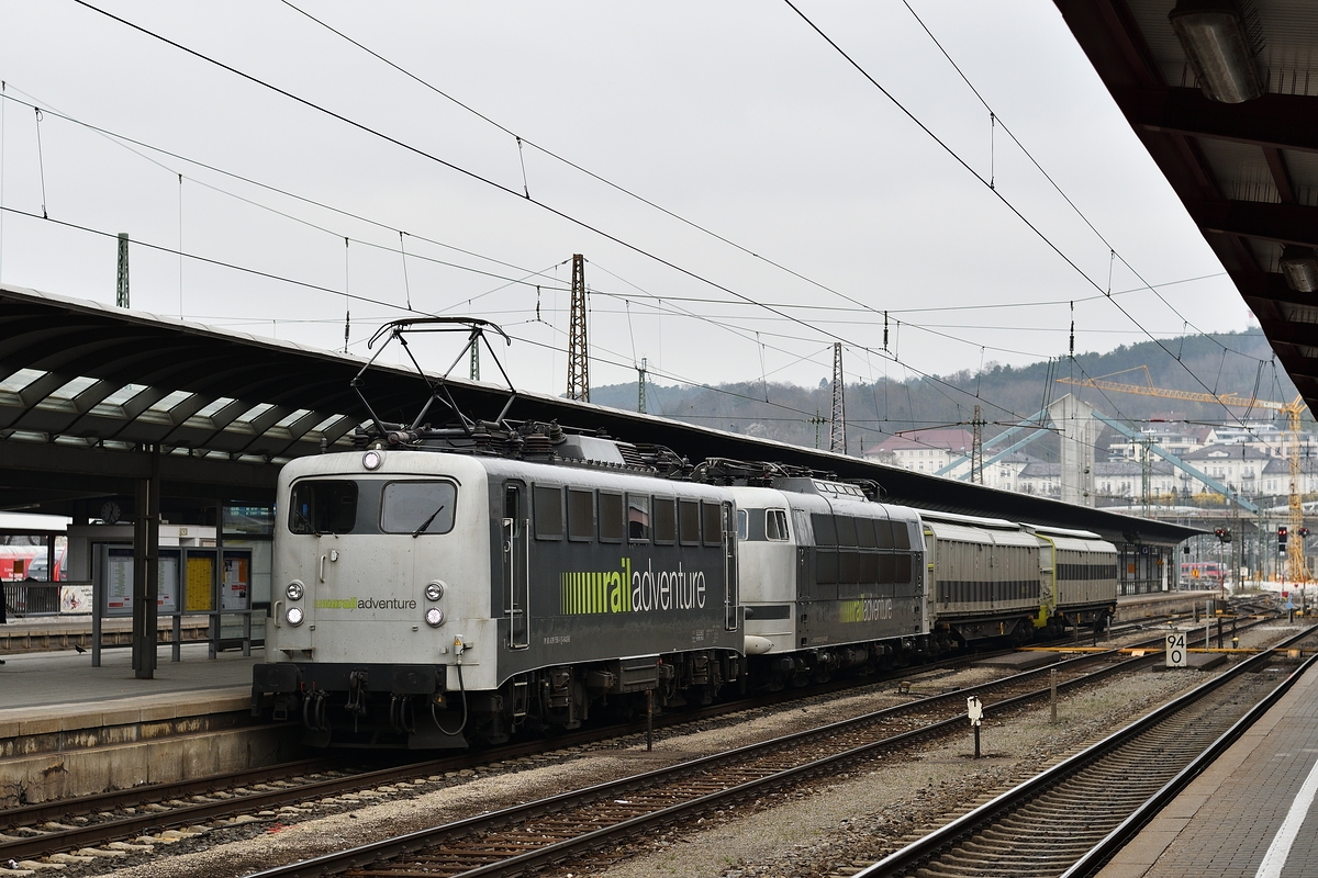 139 558 von Railadventure hat am 6. April 2019 103 222 und zwei Kuppelwagen am Haken, mit denen sie Ulm Hbf Richtung Augsburg durchfährt. 