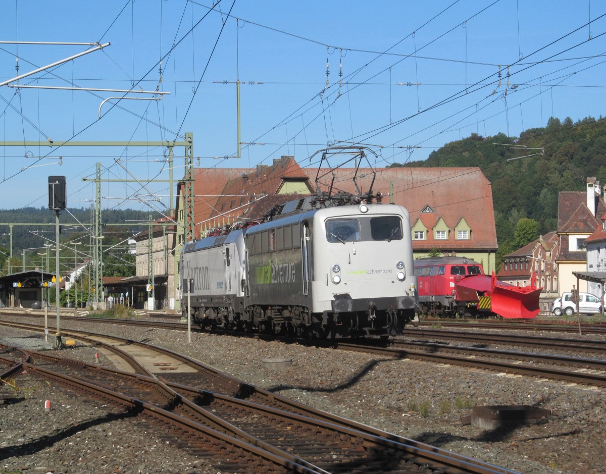 139 558 von Railadventure zieht am 28. September 2013 die 193 901 durch Kronach in Richtung Lichtenfels.