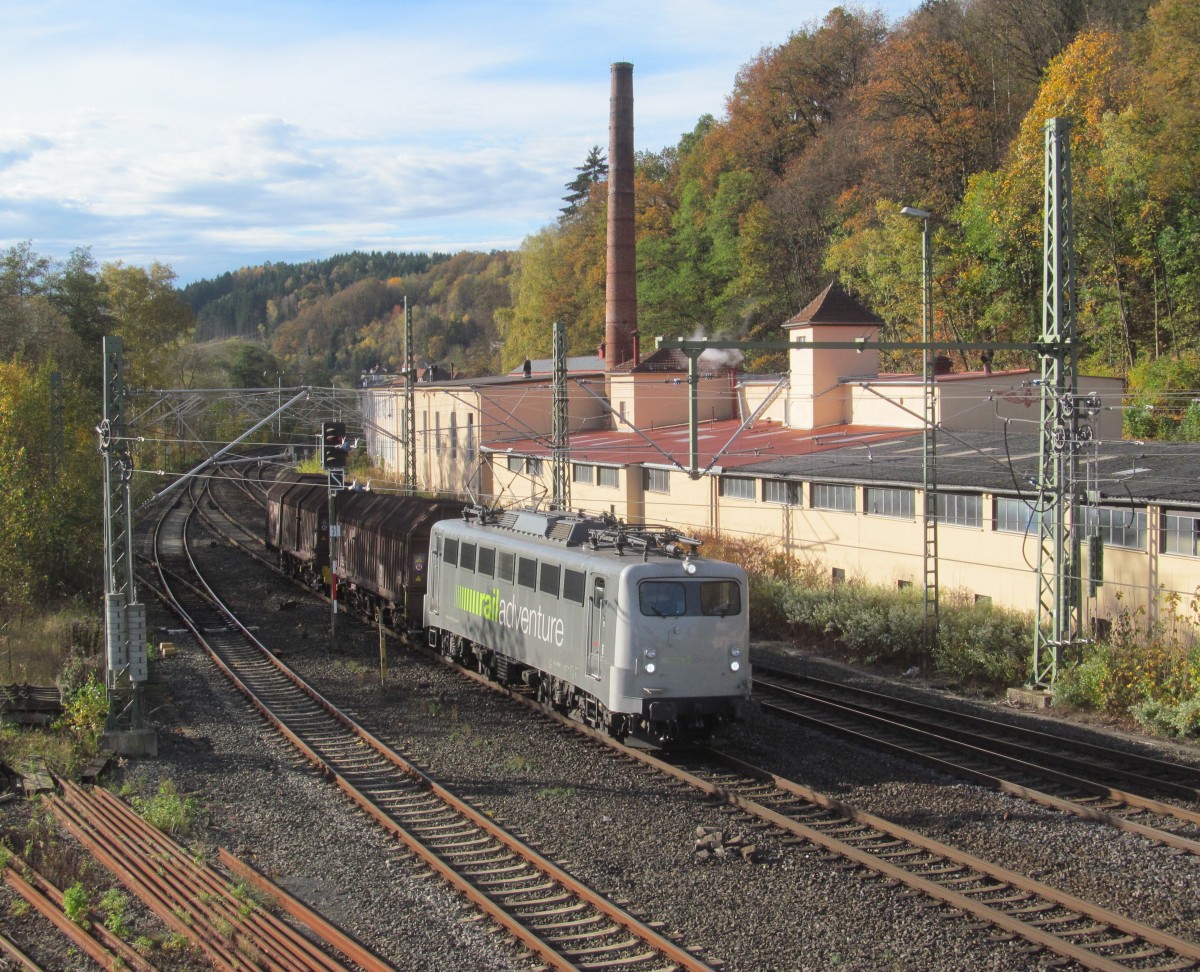 139 558 von Railadventure zieht am 28. Oktober 2013 zwei BB-Shimmns durch Kronach in Richtung Saalfeld.