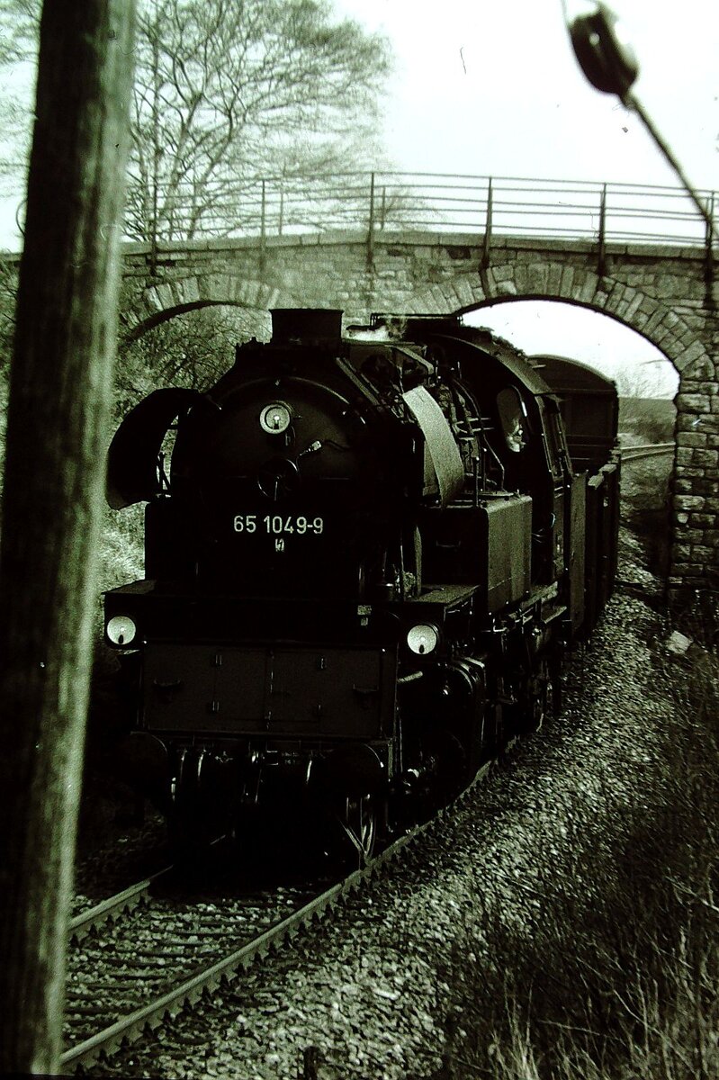 139 (Plandampf im Thüringer Wald Rennsteig & Lobenstein 18.- 21. März 1993 ) 65 1049-69mit Lg 77458 Blankenstein-Triptis bei Remtendorf aufnahme S-W Agfa Iso 100 mit Kamera Minolta X-300