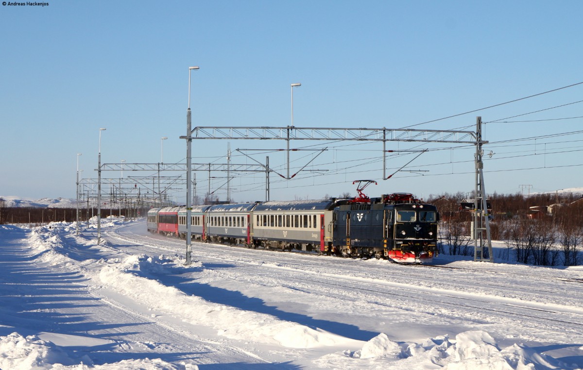 1395 mit dem R 93/D 93 (Narvik-Kramfors station/Stockholm Central) bei Rensjön 20.3.15