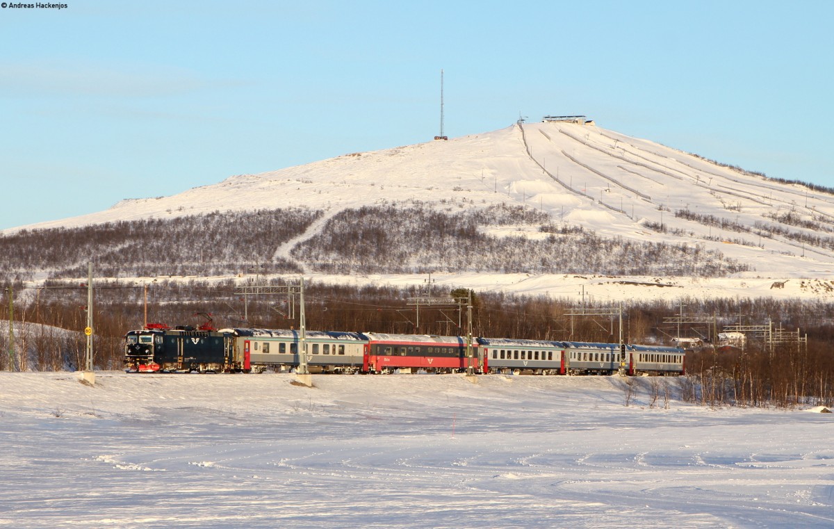 1395 mit dem R 93/D 93 (Narvik-Kramfors station/Stockholm Central) bei Kiruna 20.3.15