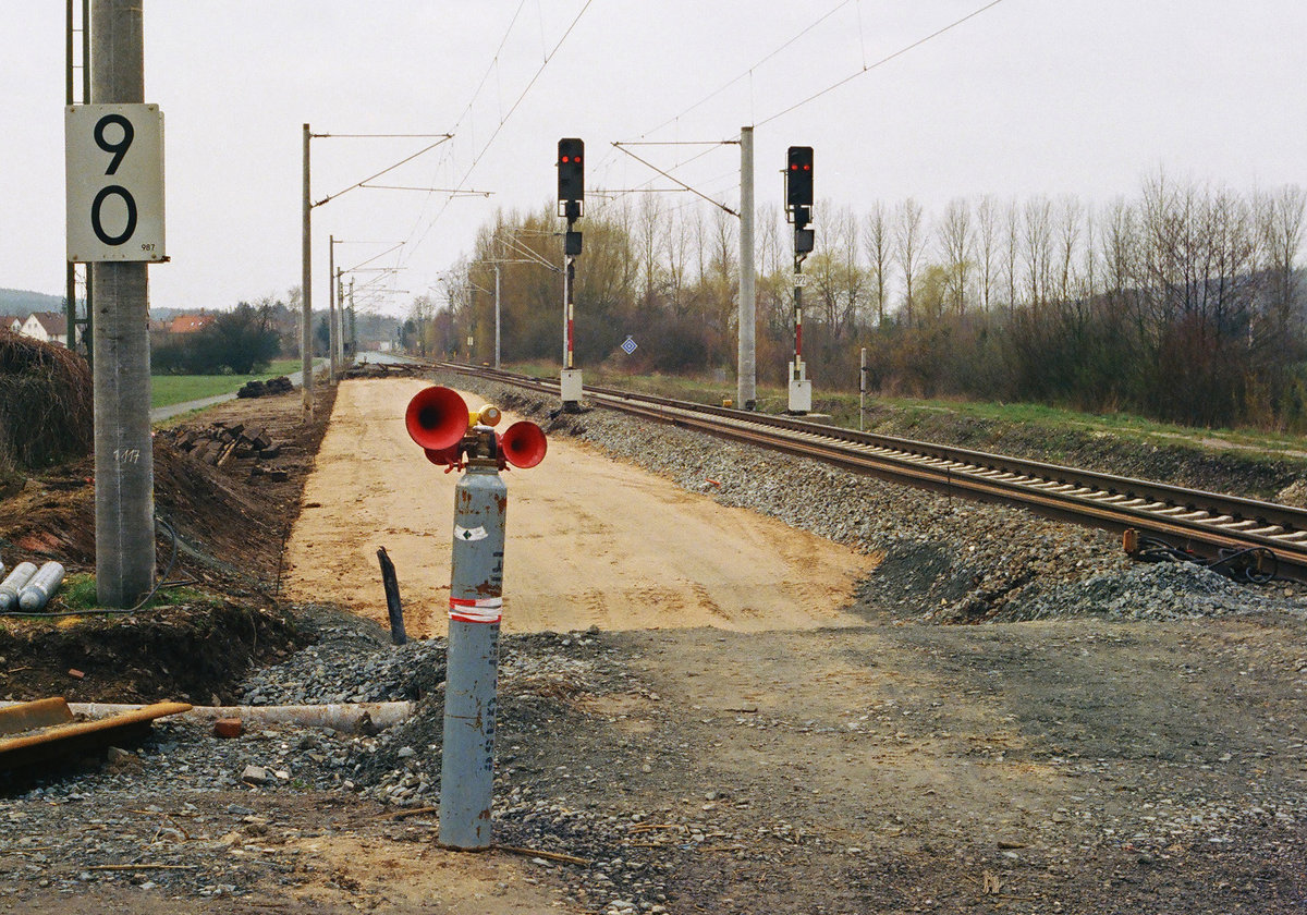 14. April 1995, Die Frankenwaldbahn bekommt ihr bis 1949 abgebautes zweites Gleis zurück. Das Foto zeigt das Planum bei Küps. Am heutigen Karfreitag ruhen alle Aktivitäten, auch der Warntyphon ist unbesetzt.