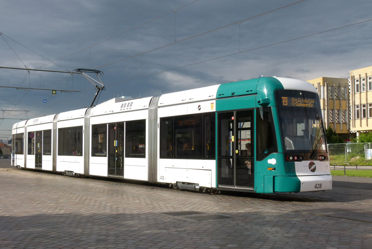 14. August 2014, Potsdam, an der Langen Brücke traf ich die Stadler Variobahn 428. Und  Ja, ich bin noch trocken nach Hause gekommen! 