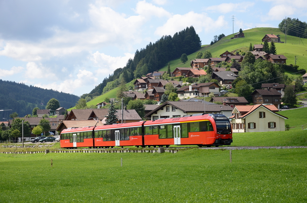 14. August 2019:
ABe 4/12 Nr. 1003  Alpfahrt  erreicht auf seiner Fahrt von Gossau nach Wasserauen gleich den Bahnhof Gonten.