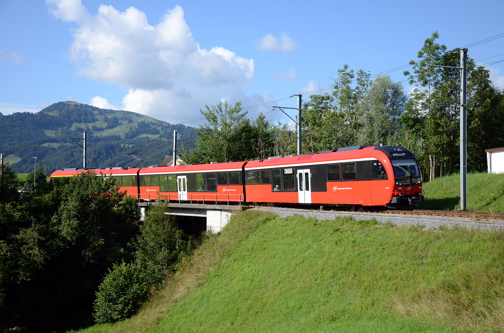 14. August 2019:
Kurz vor dem Bahnhof Urnäsch wird die Urnäsch von ABe 4/12 Nr. 1002  Bloch  mit Fahrtrichtung Gossau überquert.