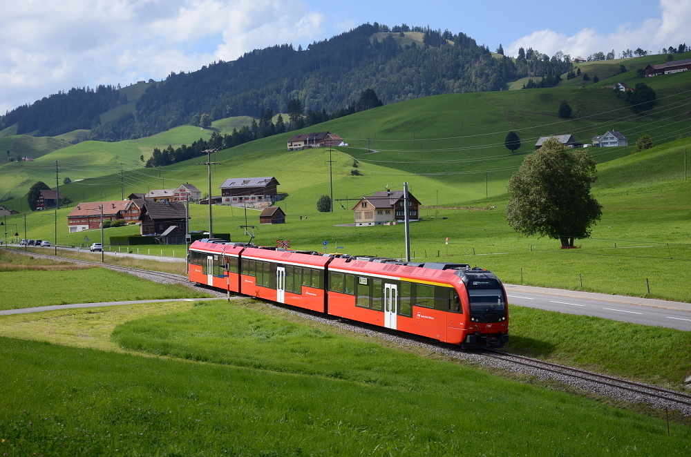 14. August 2019:
Zwischen Gonten und Gontenbad beginnt für ABe 4/12 1002 der Abstieg nach Appenzell.