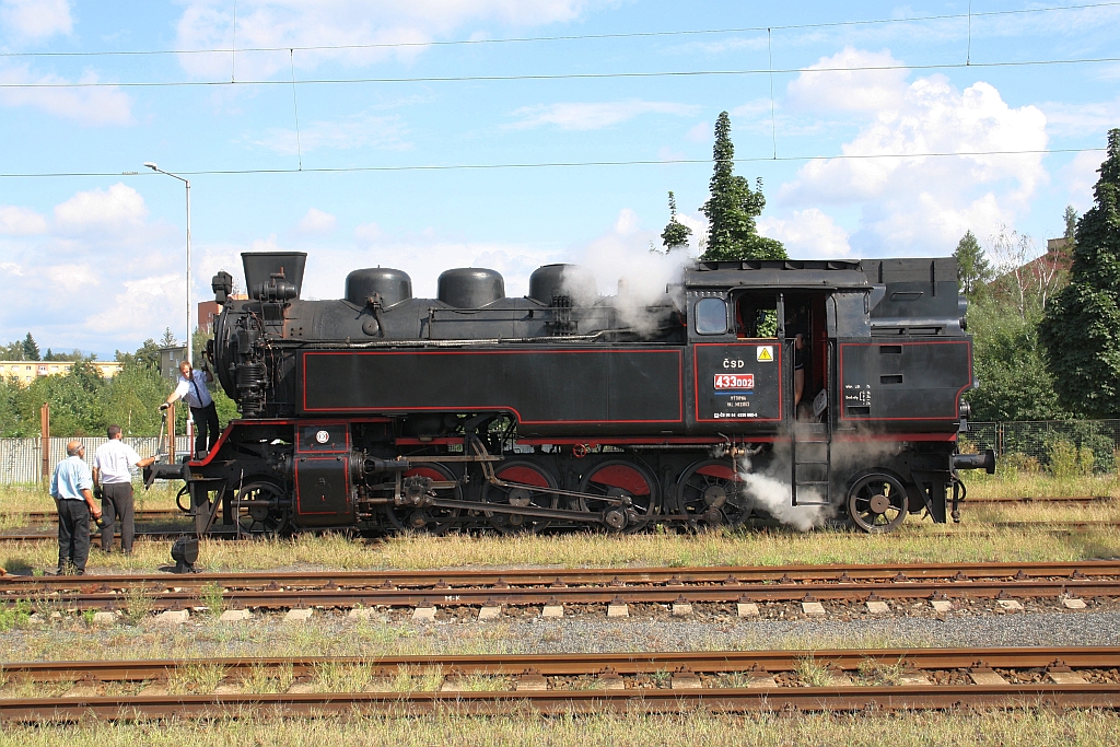 1/4:  CSD 433 002 (UIC-Nr. CZ-CD 90 54 4330 002-5) wird am 11.August 2018 nach der Ankunft mit dem Os 28830 von Roznov pod Radhostem im Bahnhof Valasske Mezirici ausgeschlackt. - Man beachte die Bekleidung der Lokmanschaft !!!