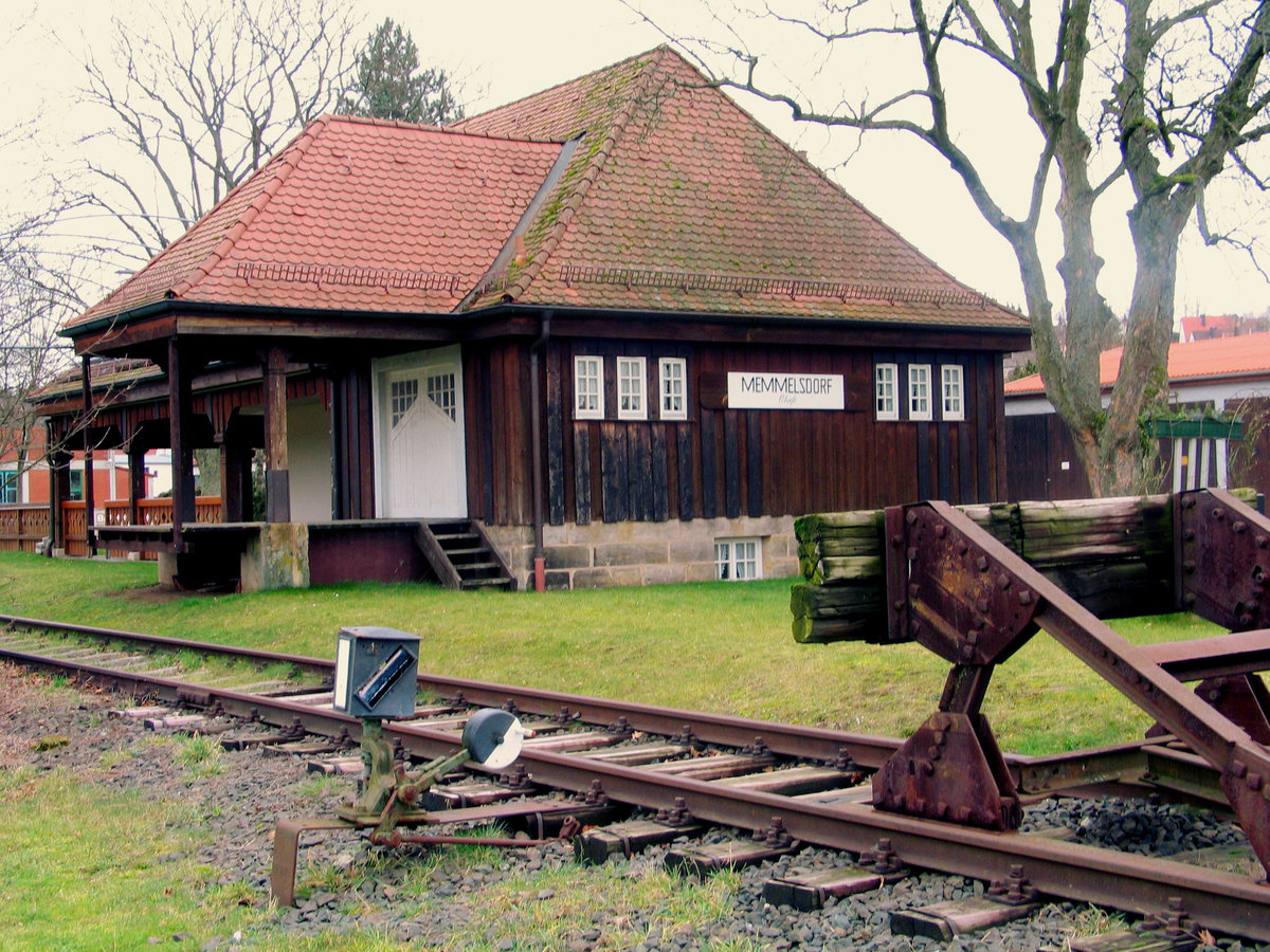 14. Februar 2007, Das Bahnhofsgebäude von Memmelsdorf an der abgebauten Strecke Bamberg - Scheßlitz (KBS 825). Es wurde von einem (oder dem) Memmelsdorfer Gesangsverein übernommen. 