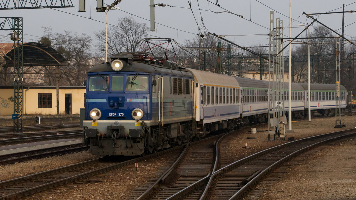 14. Februar 2018: Der IC mit EP07-370 fährt gerade in den Hauptbahnhof Breslau ein. 