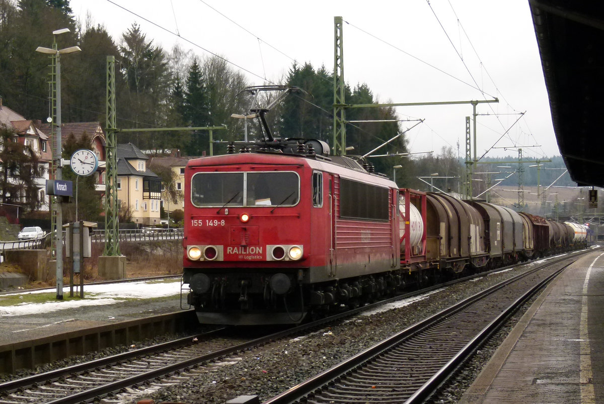 14. Januar 2011, Ein gemischter Güterzug aus Richtung Saalfeld fährt durch den Bahnhof Kronach. Gezogen wird er von Lok 155 149.