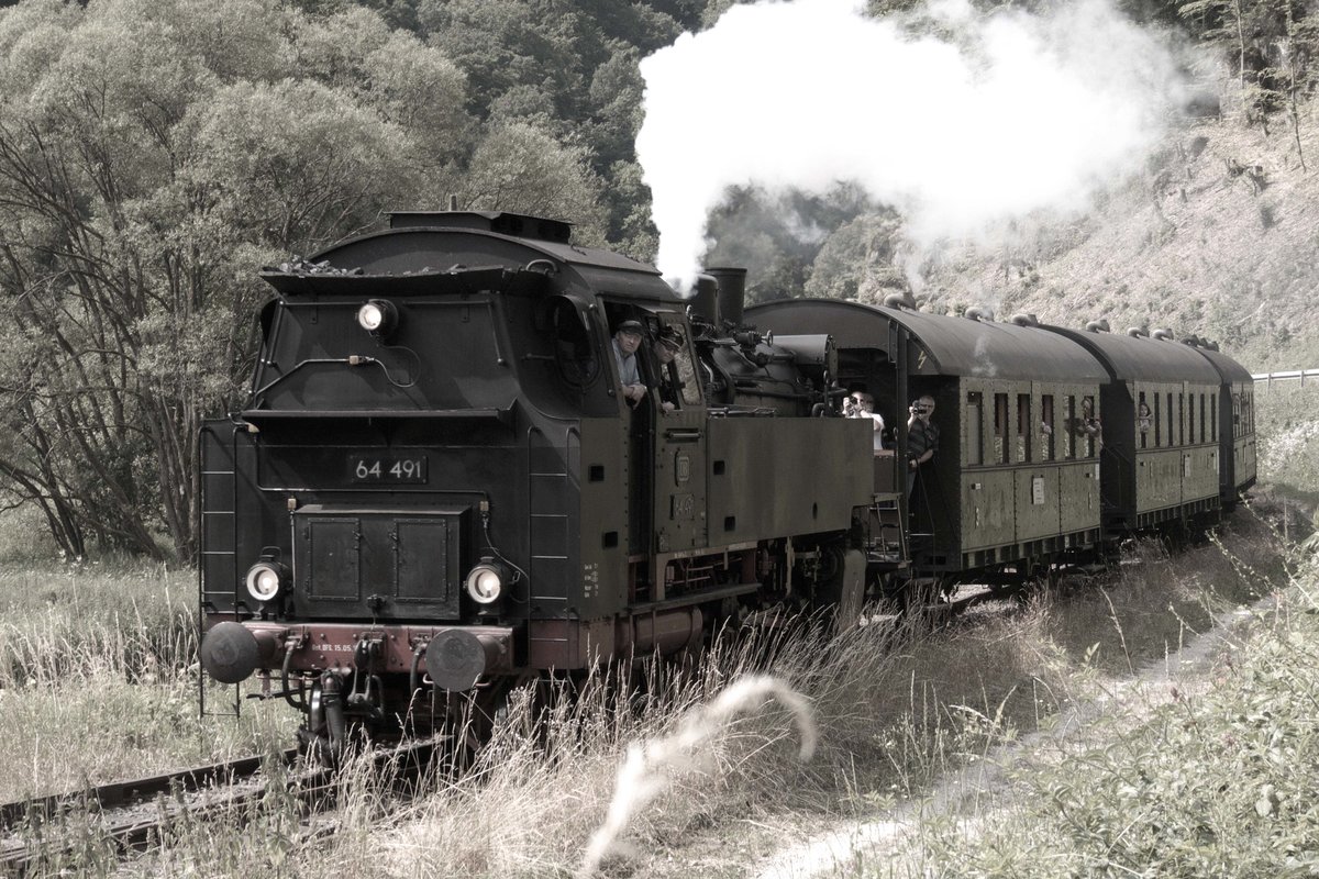 14. Juli 2013, Behringersmühle im Wiesenttal: Die 1940 bei Orenstein & Koppel gebaute 64 491 des Vereins  Dampfbahn Fränkische Schweiz  fährt mit einem Zug aus Ebermannstadt ein.