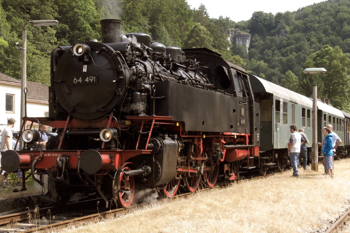 14. Juli 2013, Behringersmühle im Wiesenttal: Die 1940 bei Orenstein & Koppel gebaute 64 491 des Vereins  Dampfbahn Fränkische Schweiz  steht mit einem  Zug nach Ebermannstadt zur Ausfahrt bereit.