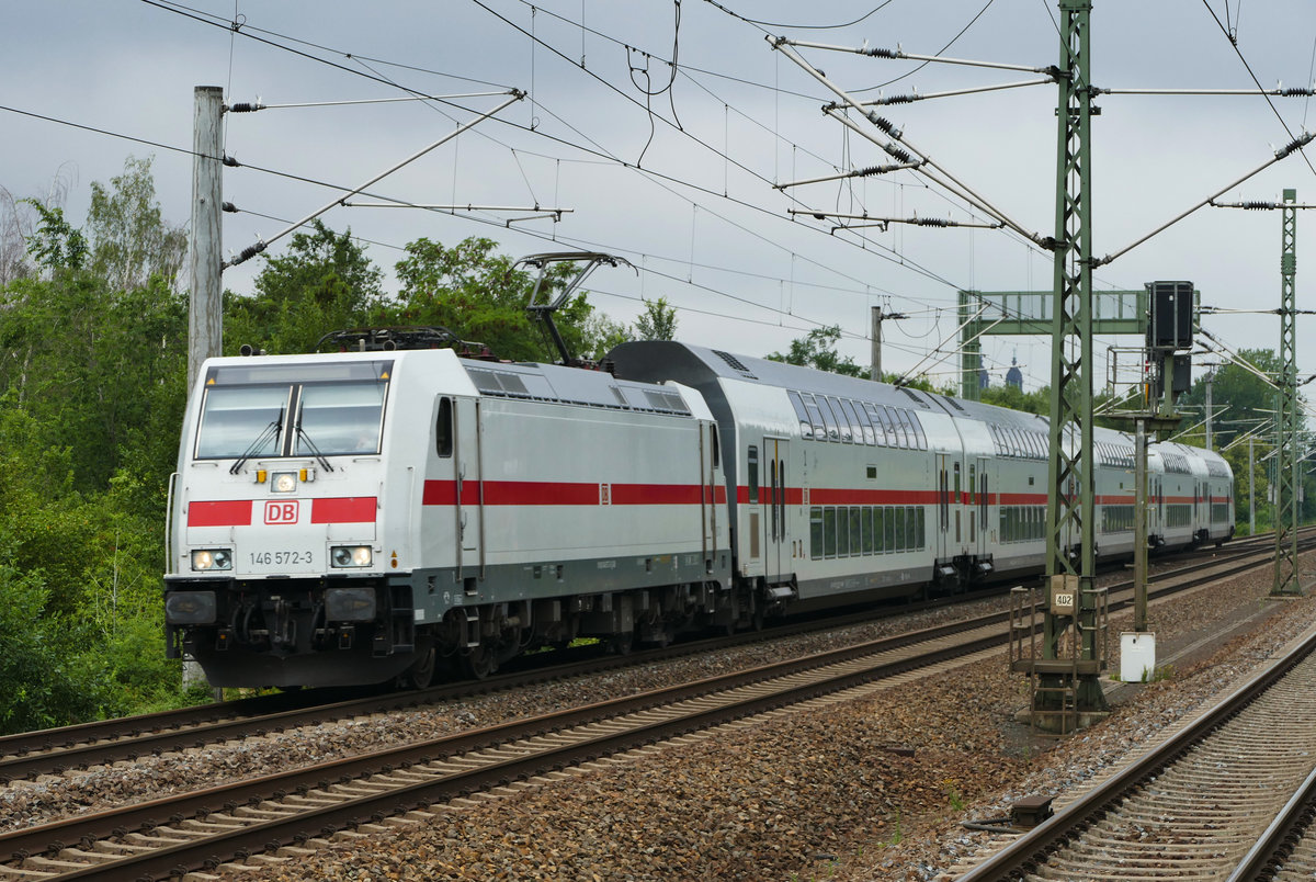 14. Juli 2019, Bahnhof Dresden-Reick:  Ein IC mit Lok 146 572 und Wagengarnitur 2873 fährt, vom Hauptbahnhof kommend, in die Abstellanlage.