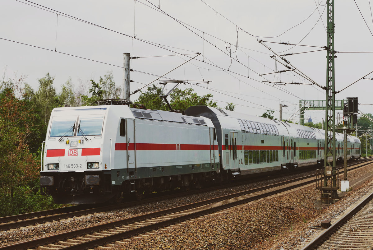 14. Juli 2019, Vom Bahnsteig der Bahnhofs Reick schaute ich mir den Betrieb auf der Strecke und in der Abstellanlage an. Ein IC mit Lok 146 563 und Wagengarnitur 2875 fährt in die Abstellanlage.