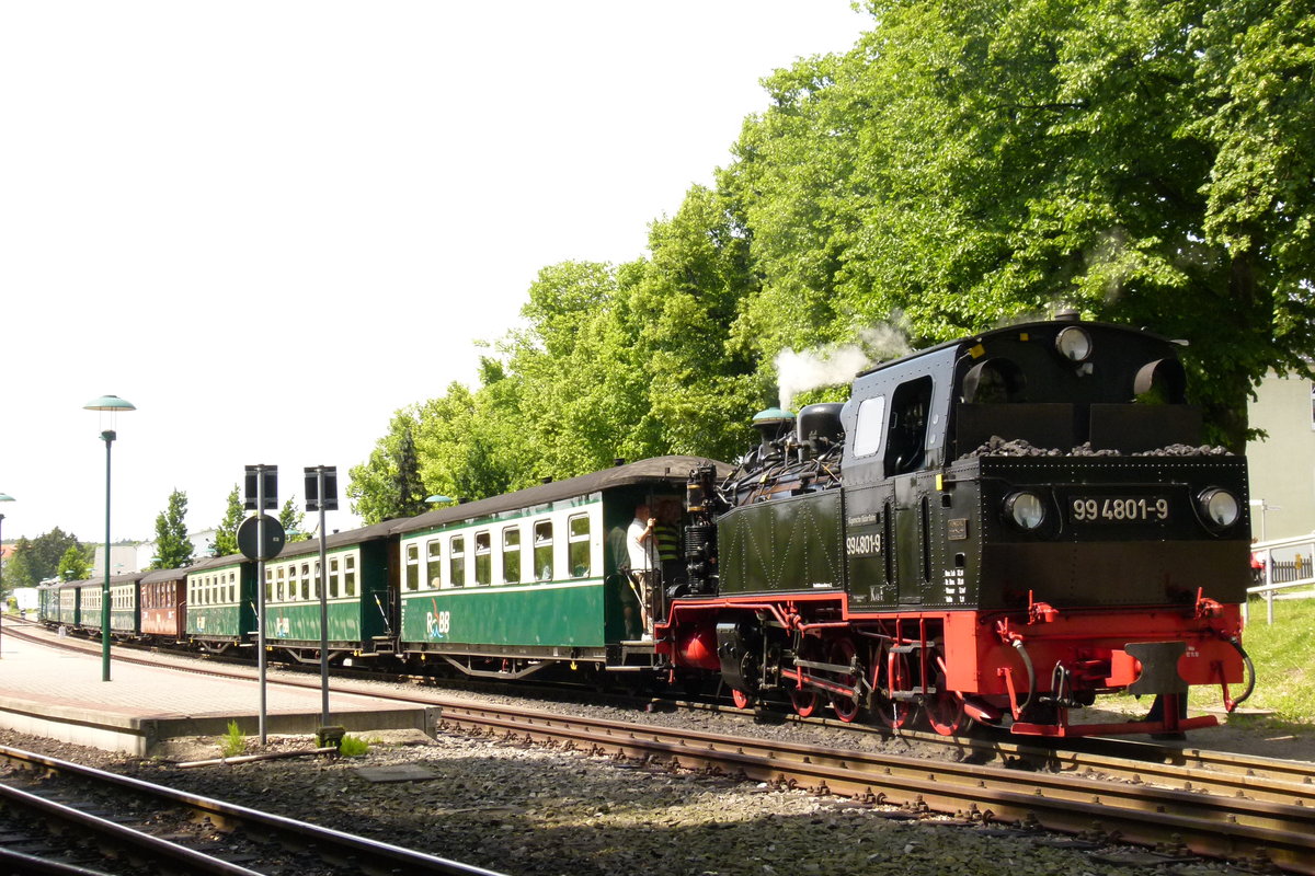 14. Juni 2011, Bahnhof Binz. P107 nach Göhren mit Lok 99 4801 wartet auf P106 nach Putbus.