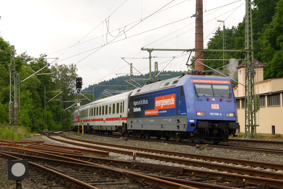 14. Juni 2012, IC 2208 München - Berlin fährt durch den Bahnhof Kronach. Gezogen wird er von 101 100 mit Werbung der Stadtwerke für die Energiewende. Am Zugschluss läuft 101 087, die zu Reisen nach Südafrika animiert. Das war demnach schon mit dem Bewusstsein zur nötigen Energiewende aber noch lange vor der  Flugscham .