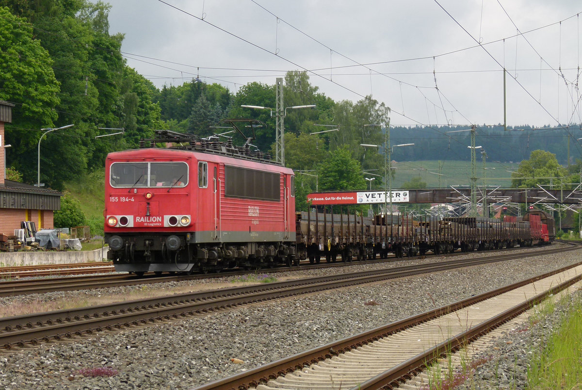 14. Juni 2012, Lok 155 194 befördert einen Güterzug aus Richtung Saalfeld durch den Bahnhof Kronach