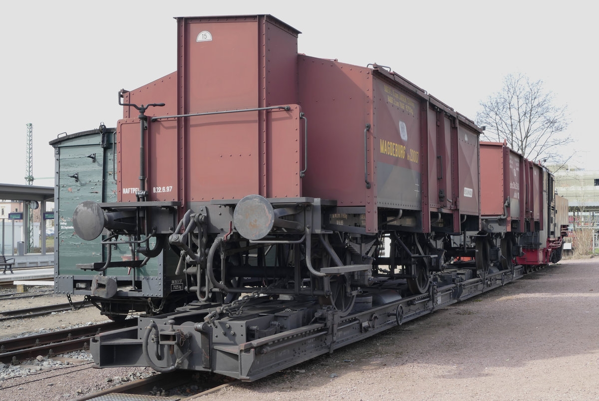 14. März 2017, Im Freiluftteil des Schmalspurmuseums Radebeul-Ost stehen auch mehrere historische Regelspur-Güterwagen auf Schmalspurbahn-Rollwagen.