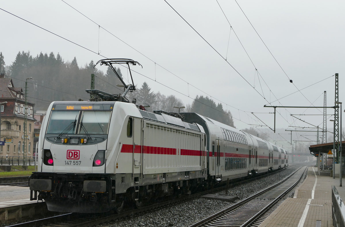 14. März 2019, IC 2063 von Karlsruhe Hbf nach Leipzig Hbf beim planmäßigen Halt in Kronach. Im Dienst ist Garnitur 4883.