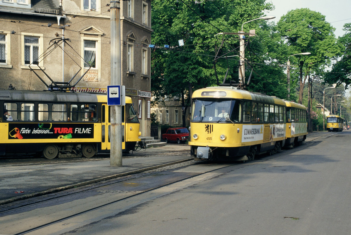 14. Mai 1992. Dresden, Endpunkt Kleinzschachwitz, Tatra-Straßenbahnzüge. Links steht 222 449 mit TURA-Werbung (war mal eine Fotochemische Firma in Wernigerode, das Markenzeichen nutzte Agfa-Gevaert einige Zeit). Der Fahrer der Linie 9 mit Tw 455 freut sich auf die kurze Pause. Ein weiterer Zug folgt, da hat er eine/n Gesprächspartner/in