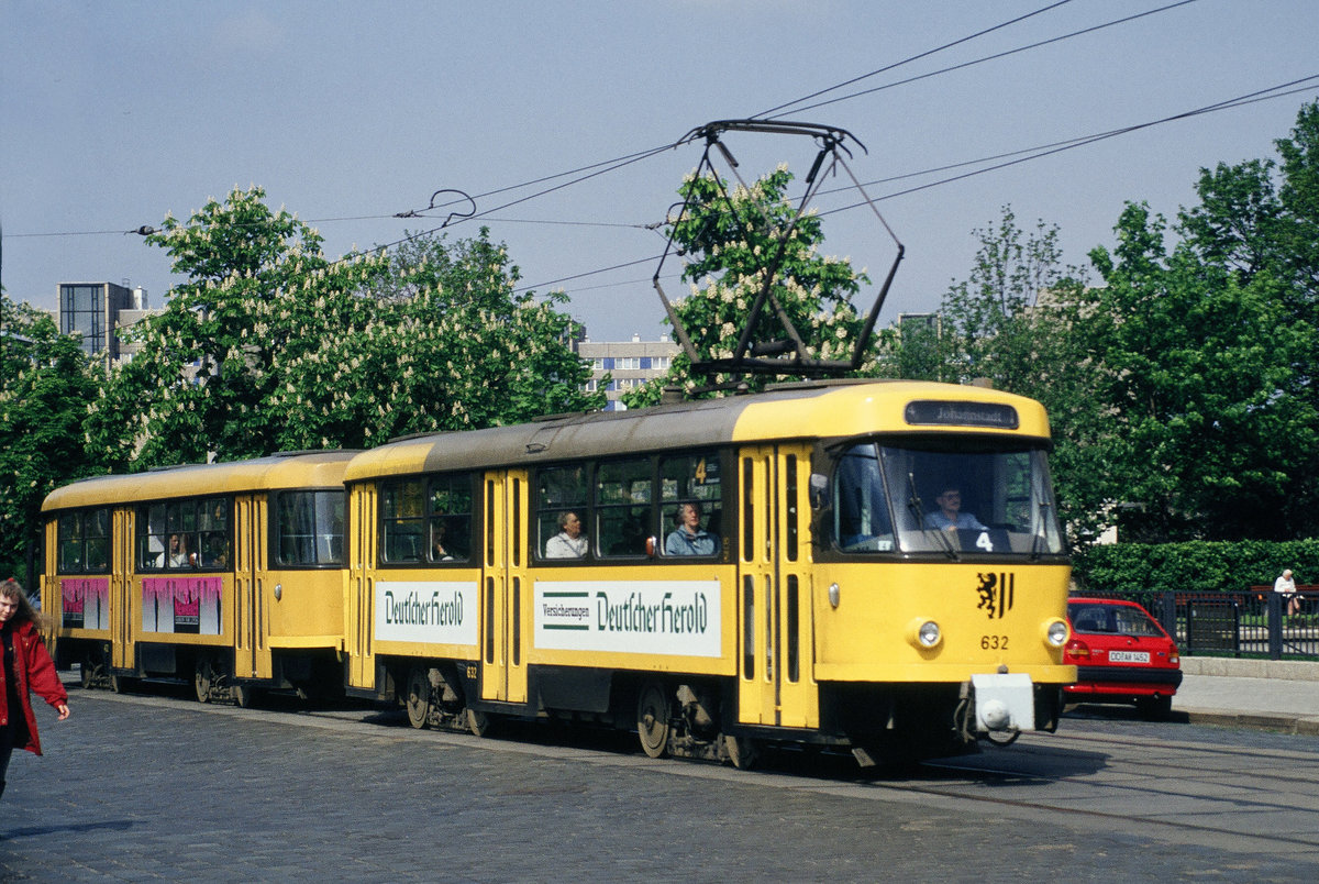 14. Mai 1992. Dresden, Haltestelle Wintergartenstraße am Krankenhaus St.Joseph-Stift. der Tatra-Tw 222 632 führt einen Zug der Linie 4 nach Johannstadt.